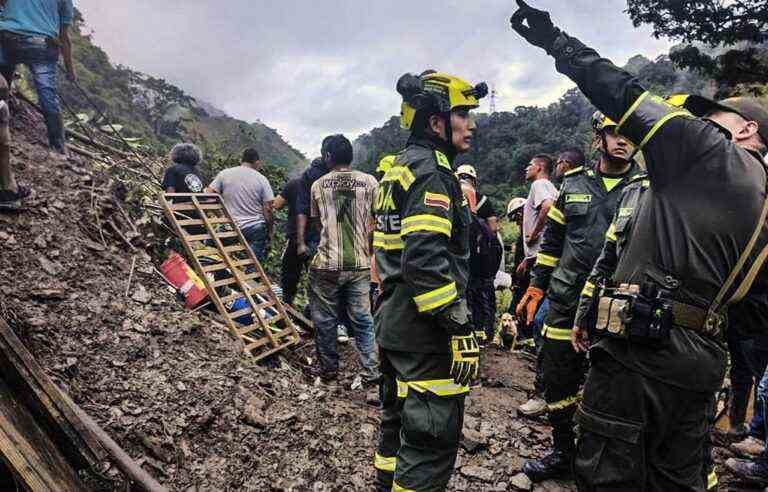 Three dead and 20 trapped in a landslide in Colombia