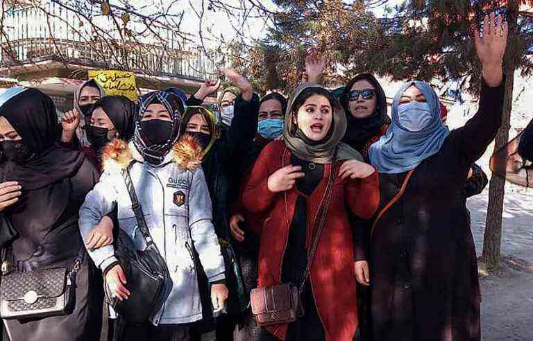 Twenty Afghan women demonstrate against the closure of universities to women