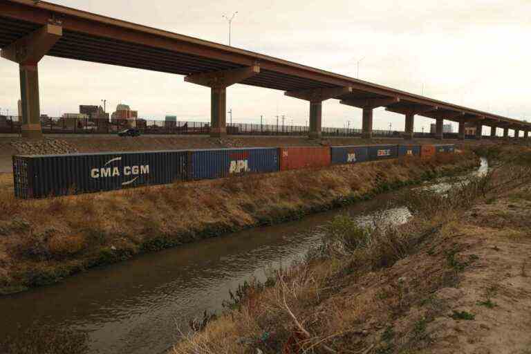 US-Mexico border |  Migrants denounce a new wall of containers