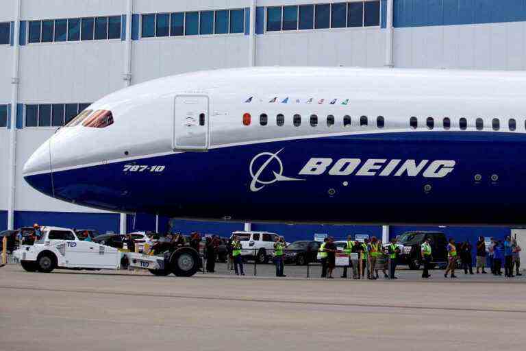 United Airlines orders 100 787 wide-body aircraft from Boeing