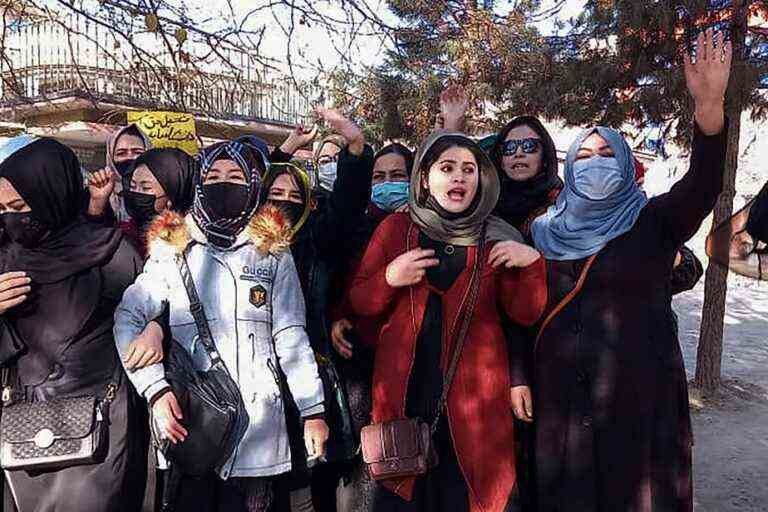 Universities closed to women |  About twenty Afghan women demonstrate