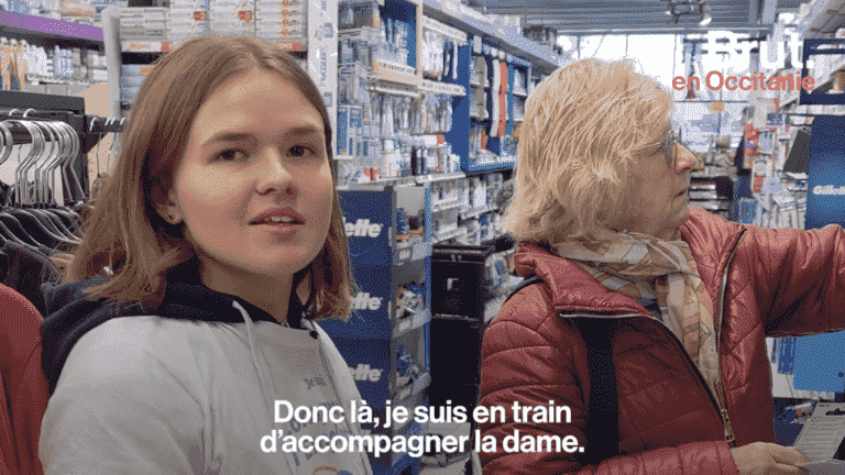 VIDEO.  Satine, a student, helps the elderly during their shopping