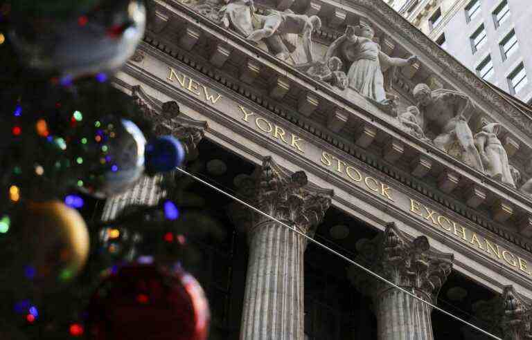 Wall Street closes at half mast after a hesitant session