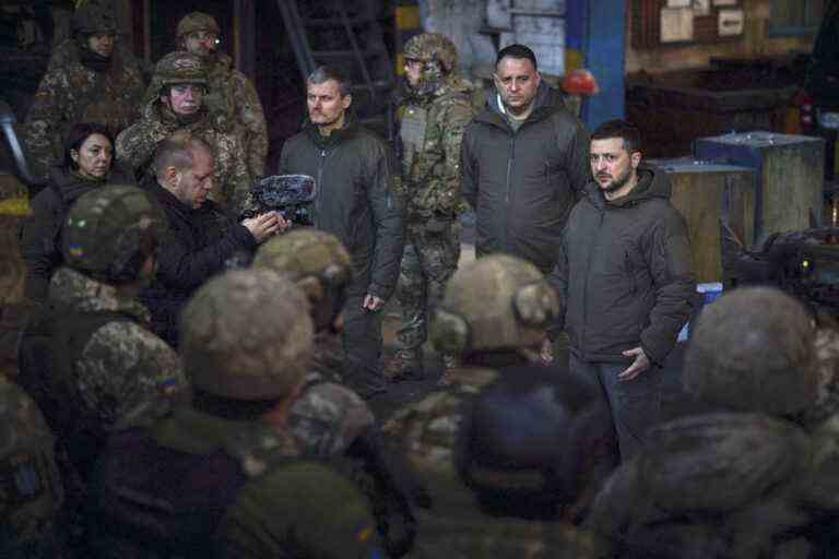 War in Ukraine, day 298 |  Zelensky at Bakhmout, the hottest point on the front