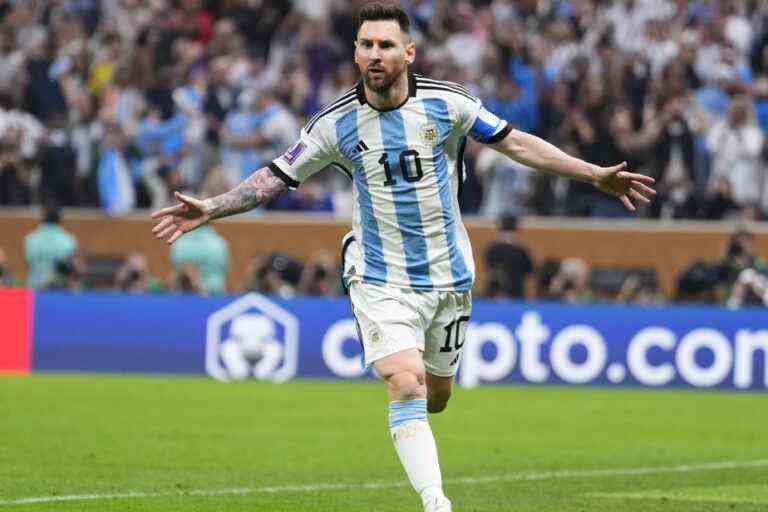 World Cup Final |  At half-time, Argentina leads 2-0 against France