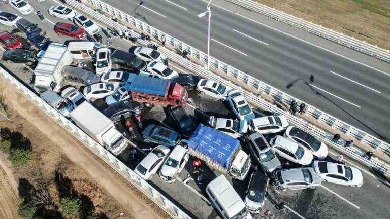 a pile-up involving several hundred vehicles leaves one dead