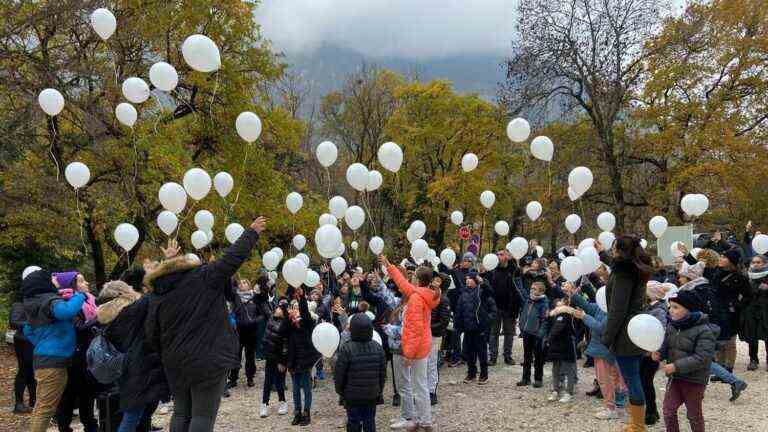 a white march brings together a hundred people in memory of little Nolan, killed hit by a bus in Ardèche