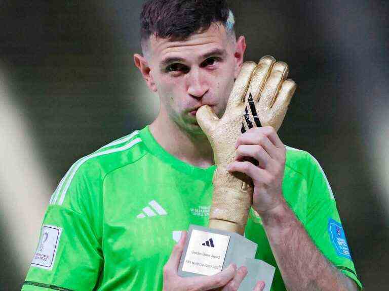 an ex-player of the French team lights up Emiliano Martinez!