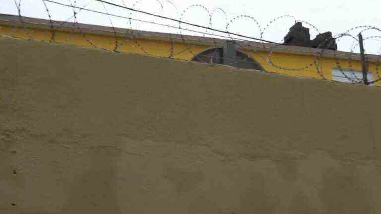 barbed wire to protect schools in Mamoudzou