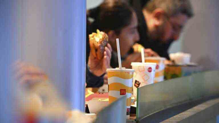 fast food restaurants adapt to the ban on disposable packaging