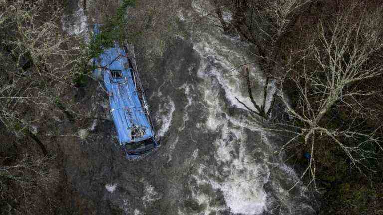 six dead and two injured after bus crashes into river