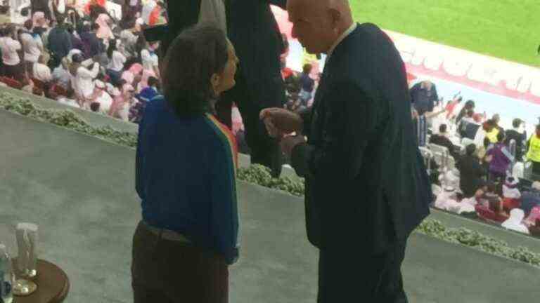 in the stands in Qatar, the Minister of Sports Amélie Oudéa-Castéra wears a blue sweater in the colors of the rainbow