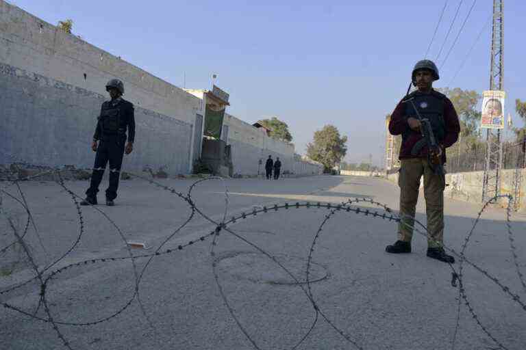 pakistan |  Thirty-three hostage takers killed in liberating police station