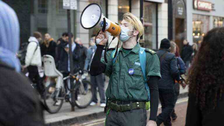 paramedics join strikers in face of inflexible government