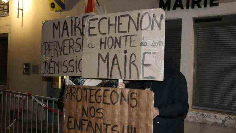 residents of the town of Echenon ask Emmanuel Macron to dismiss their mayor