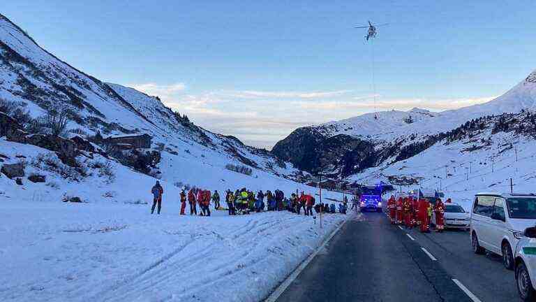 ten people buried in an avalanche