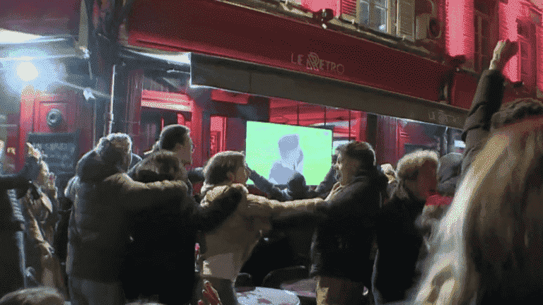 the French celebrate the victory of the Blues against England