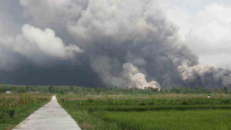 the Semeru volcano in eruption, nearly 2,000 people evacuated