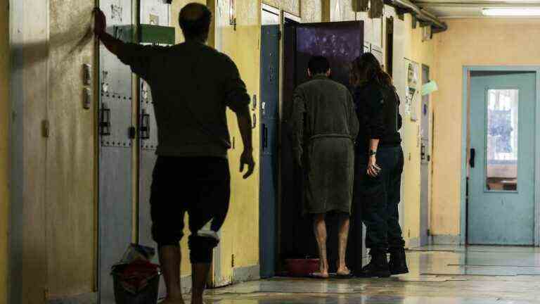 the number of detainees in France reaches a new record in December, with 72,836 people behind bars