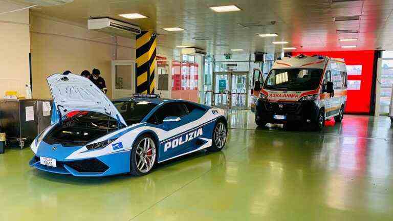 the police pull out their Lamborghini to deliver two kidneys in an emergency