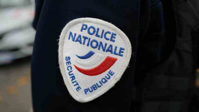 “threatening” tags towards police officers discovered in a building hall in Châtenay-Malabry