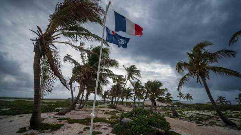 three French people spend the New Year in the middle of the Indian Ocean