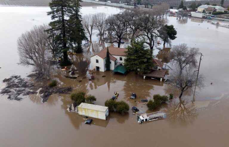 California storms kill 14