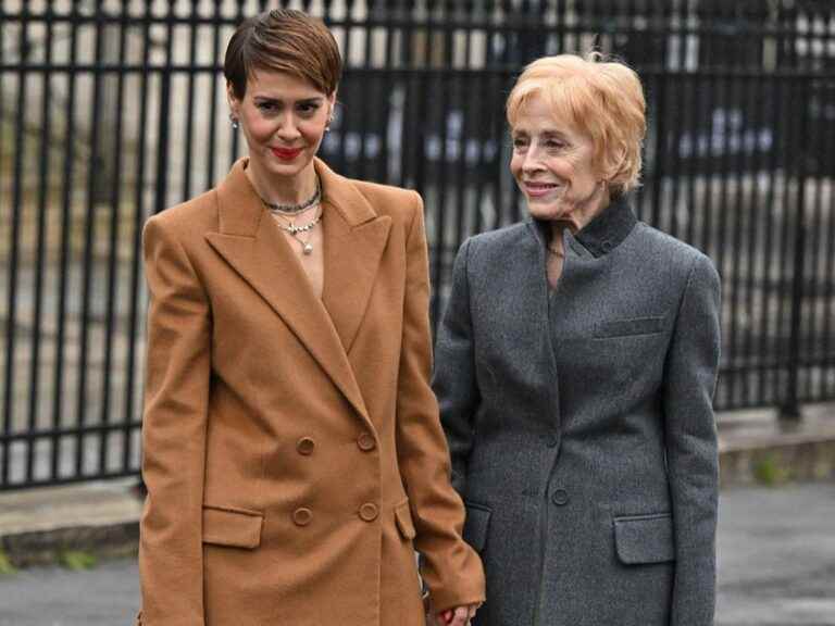 31 years apart but love and glamor to spare… Sarah Paulson “American Horror Story” and her partner Holland Taylor fascinate at the Fendi fashion show!