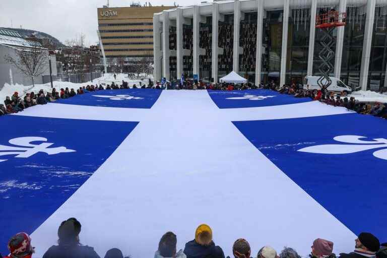 75th anniversary of the Fleurdelisé |  The largest Quebec flag in history unfurled in Montreal