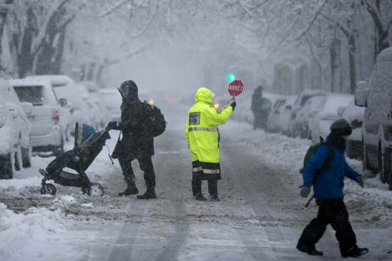 A crossing guard caught by a motorist in the north of Montreal