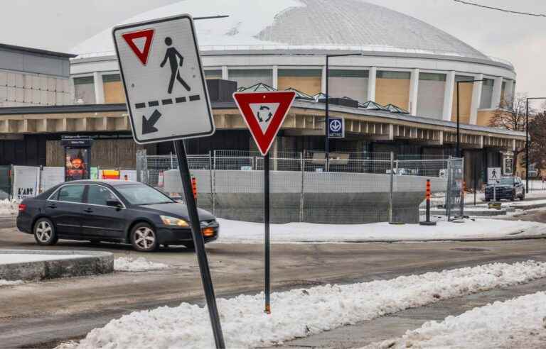 A roundabout unusable for buses on Avenue Pierre-De Coubertin