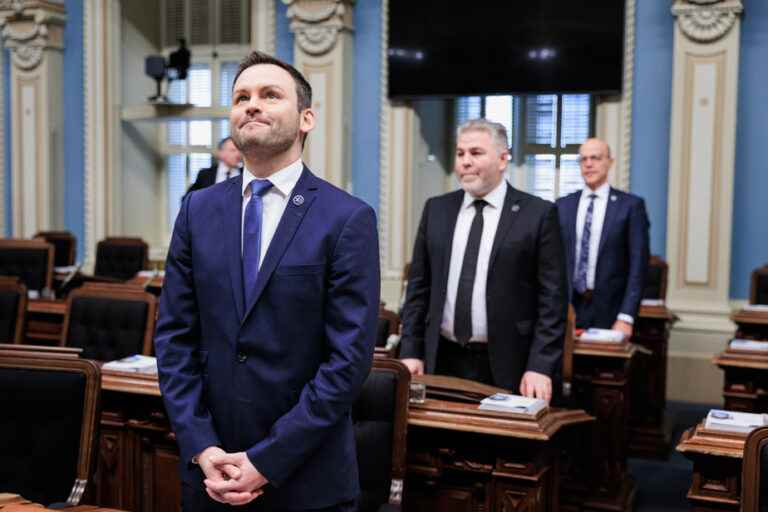 Back to Parliament |  PQ deputies gain access to the Blue Room without having taken an oath to the king