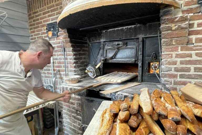 Baking bread over a wood fire, a godsend in this period of soaring prices