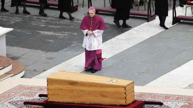 Benedict XVI’s right-hand man evokes in his memoirs the tensions between Pope Francis and his predecessor