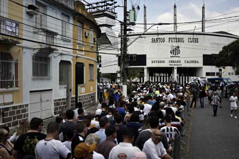 Brazil |  Pelé supporters say goodbye to him at the Santos FC stadium