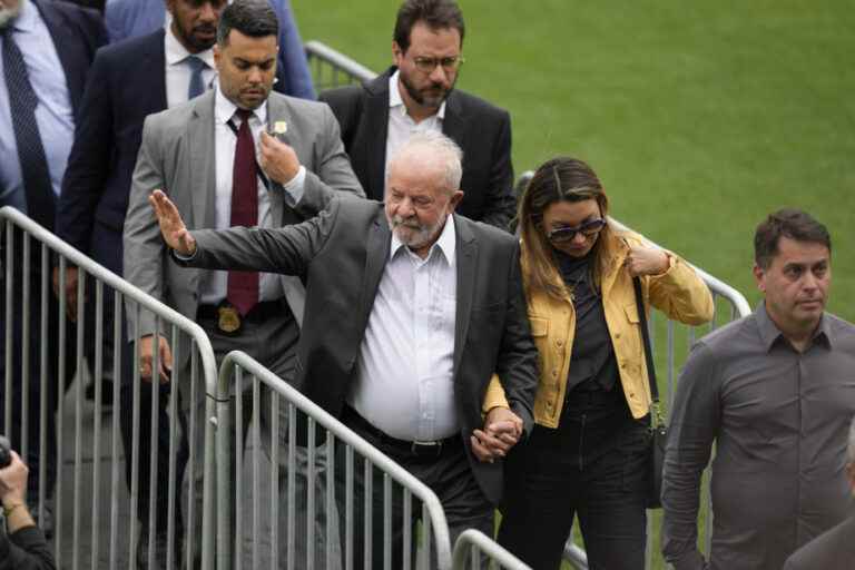 Brazil |  President Lula visits Pelé’s coffin