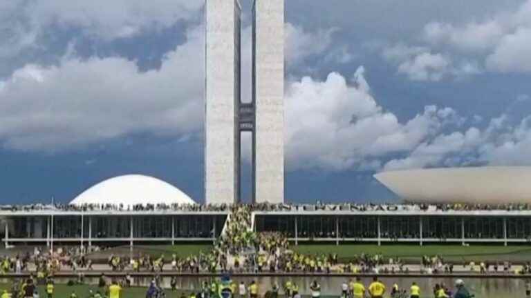 Brazil: Several thousand supporters of Jair Bolsonaro invade places of power in Brasilia