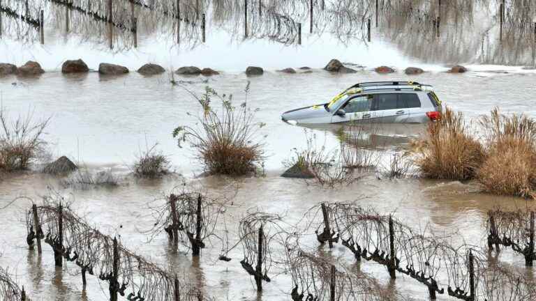 California storms kill 14