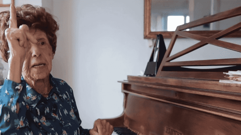 Colette Maze, pianist at the age of 108