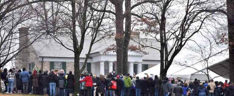 [EN IMAGES] Last tribute to Graceland for Lisa Marie Presley, who rests near her father