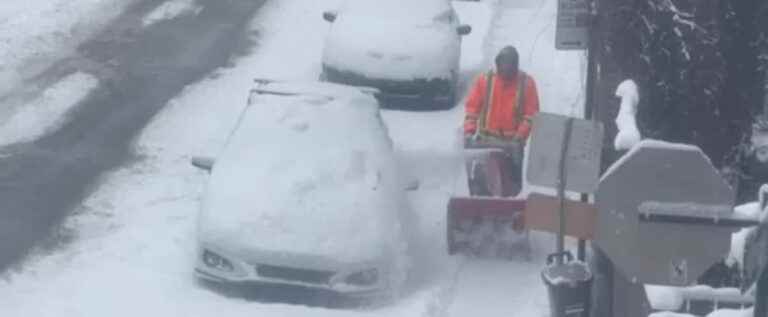 [EN VIDÉO] Blue-collar worker blows snow right on cars