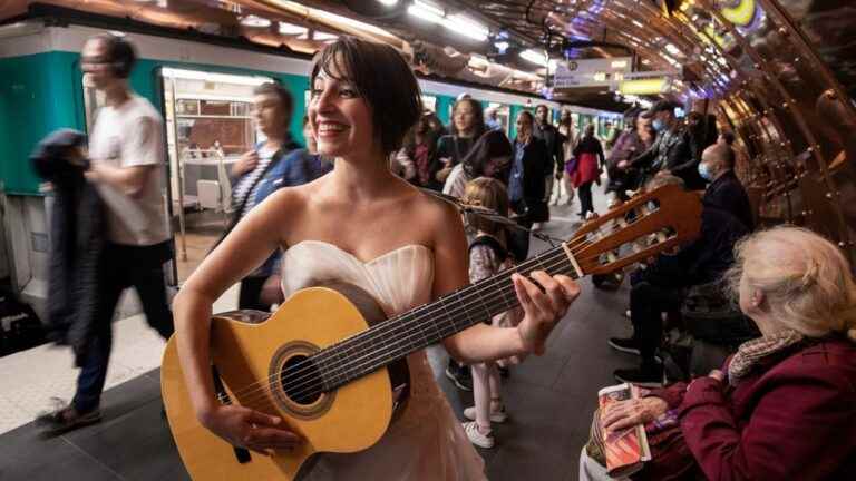 Eli Jadelot, singer in a wedding dress in the Paris metro