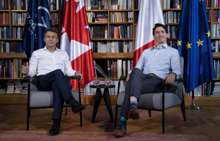 Emmanuel Macron and Justin Trudeau win the “English Carpet Award”