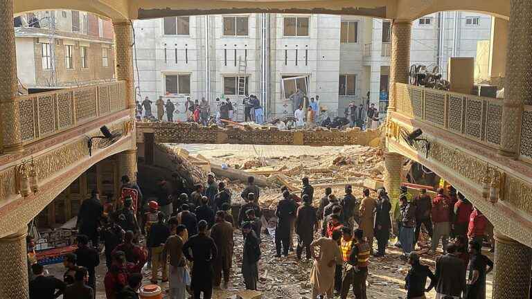 Explosion kills at least 25 at Peshawar mosque