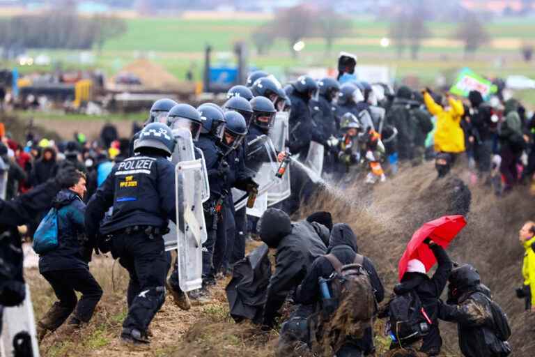 Germany |  70 police injured in protest against coal mine expansion