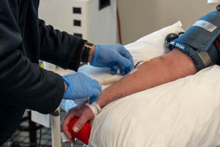 Héma-Québec nurses vote in favor of a strike mandate