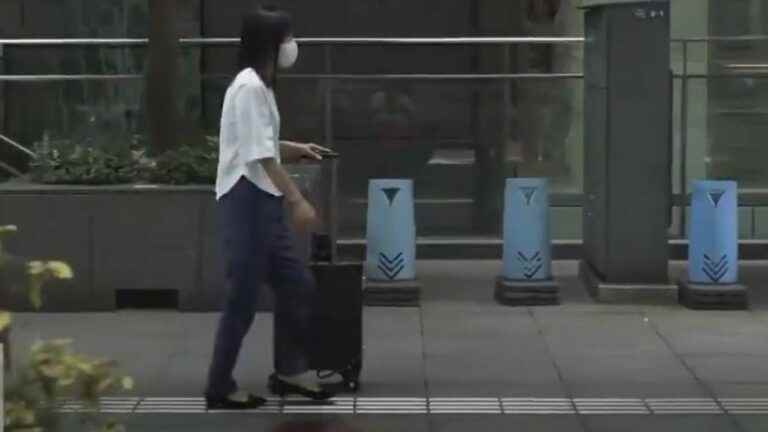 In Japan, a blind engineer develops a suitcase to guide the blind