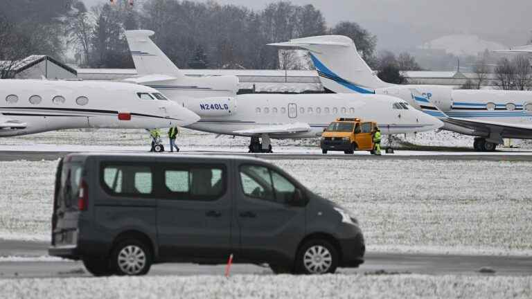 In Switzerland, the highly polluting private jets of the Davos Economic Forum