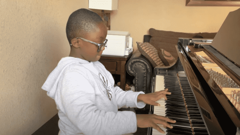 In the United States, an autistic boy reveals himself at the piano without any lessons and his talent propels him to all the TV channels