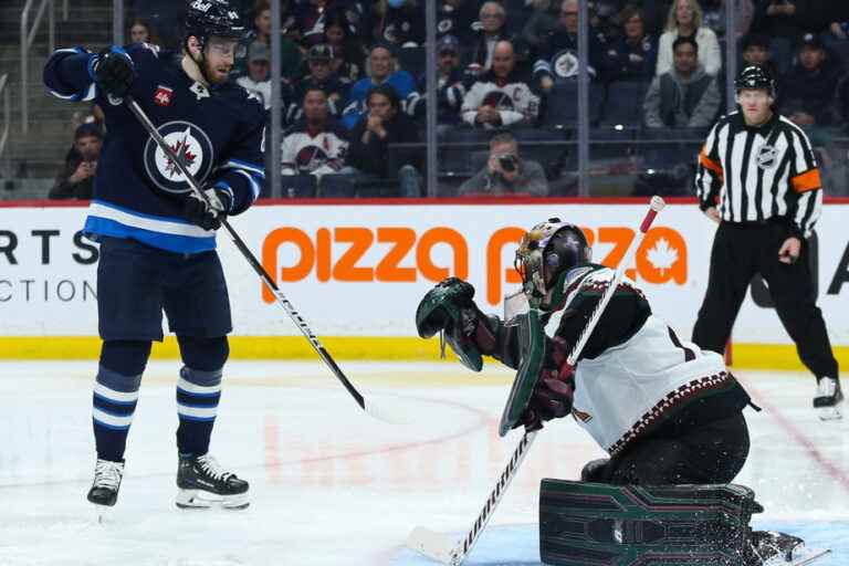 Jets beat Coyotes 2-1